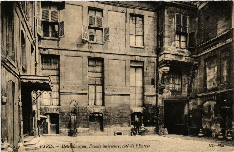 Carte postale ancienne Paris (4e) Hotel Lauzun. Façade Intérieure. cote de l'Entrée à Paris 4e