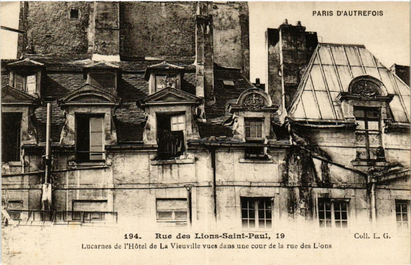 Carte postale ancienne Paris (4e) 19 Rue des Lions-Saint-Paul. Lucarnes à Paris 4e