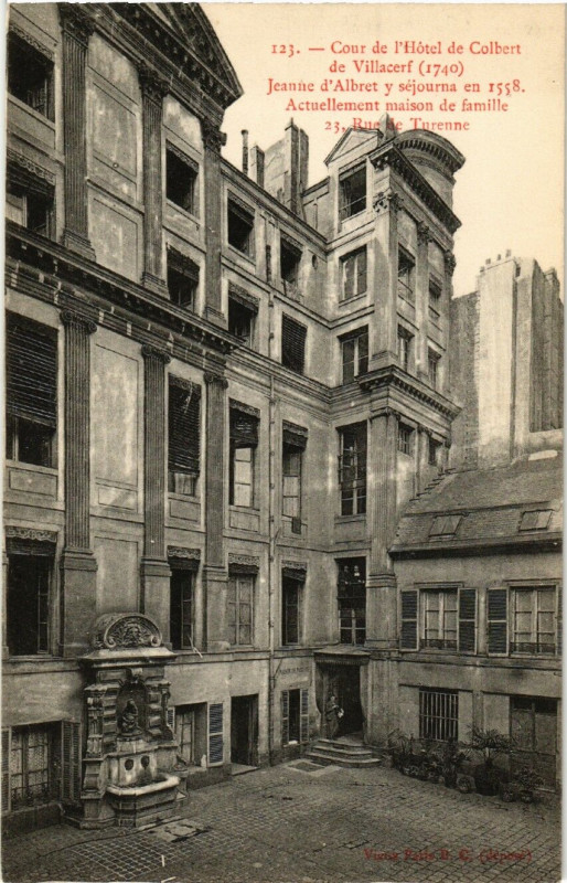 Carte postale ancienne Paris (4e) 23 rue de Turenne. Cour de l'Hotel de Colbert à Paris 4e