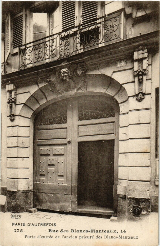 Carte postale ancienne Paris 4e Rue des Blancs Manteaux. Porte d'Entrée l'ancienprieuré à Paris 4e