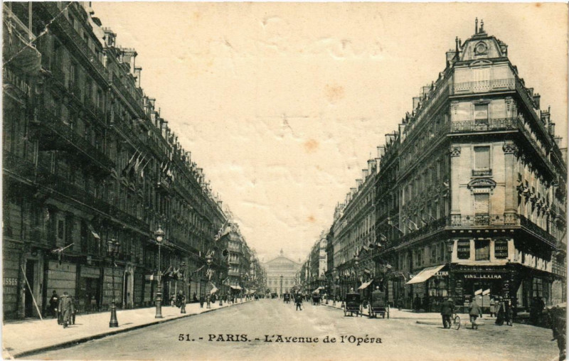Carte postale ancienne Paris (1e) L'Avenue de l'Opera à Paris 1er