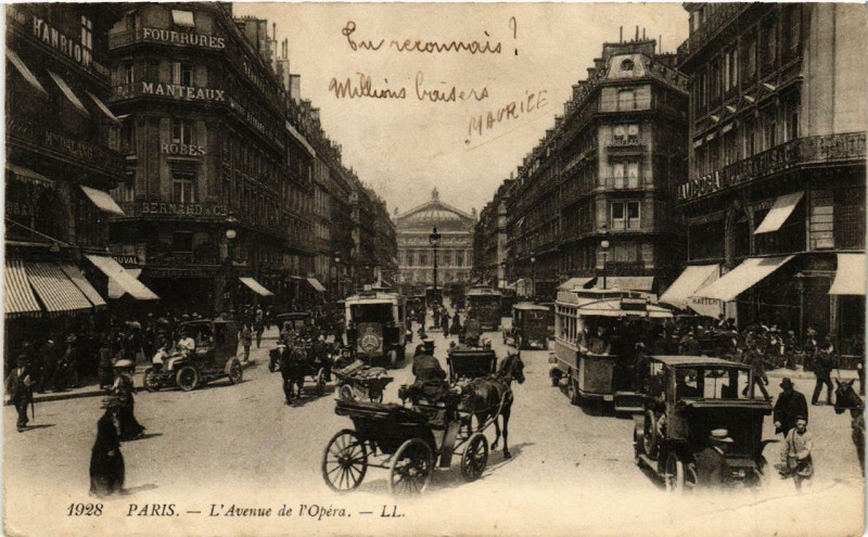 Carte postale ancienne Paris (1e) L'Avenue de l'Opera à Paris 1er