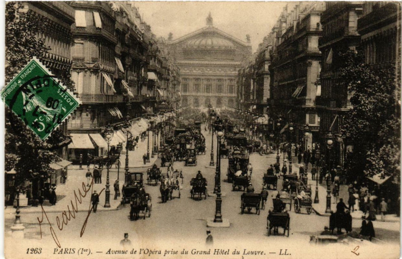 Carte postale ancienne Paris (1e) Avenue de l'Opera prise du Grand Hotel à Paris 1er