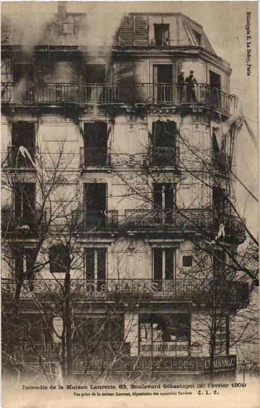 Carte postale ancienne Incendie de la Maison Laurette à Paris 1er