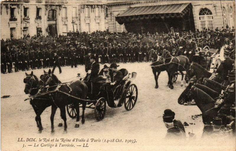 Carte postale ancienne Paris Ll.mm. le Roi et la Reine d'Italie. Le Cortege a l'arrivée à Paris