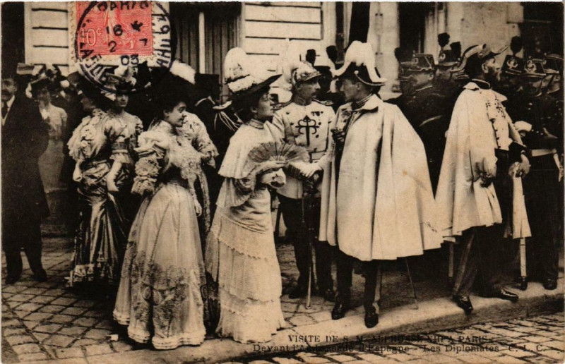 Carte postale ancienne Paris Visite de S.M. Alphonse Xiii. Devant l'Ambasade d'Espagne à Paris