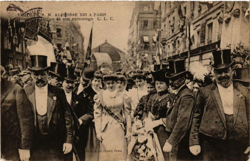 Carte postale ancienne Paris Visite de S.M. Alphonse Xiii. La Reine des Halles à Paris