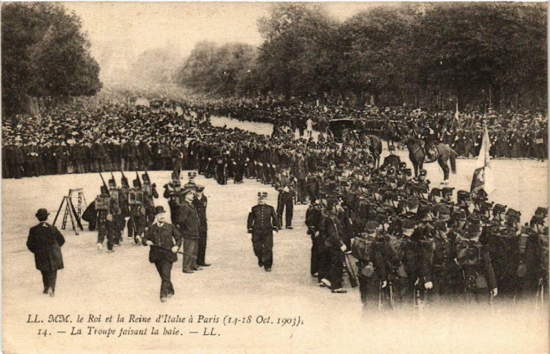 Carte postale ancienne Paris Ll.mm. le Roi et la Reine d'Italie. La troupe à Paris