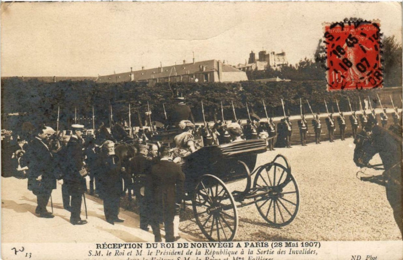 Carte postale ancienne Paris Reception du Roi de Norvege. a la Sortie des Invalides à Paris