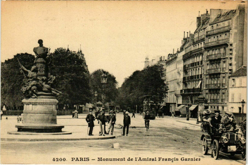 Carte postale ancienne Monument de l'Amiral Francis Garnier à Paris 5e