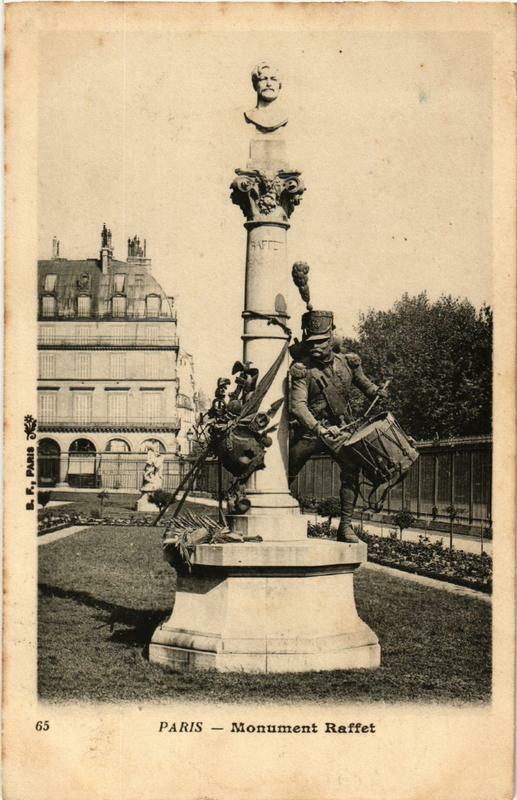 Carte postale ancienne Paris (1e) Monument Raffet à Paris 1er