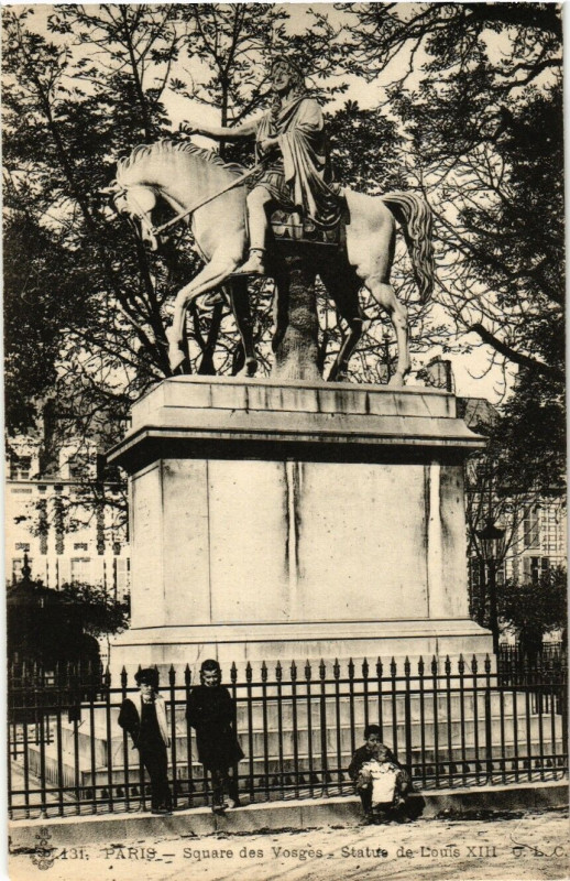 Carte postale ancienne Paris (4e) Square des Vosges. Statue de Louis Xiii à Paris 4e