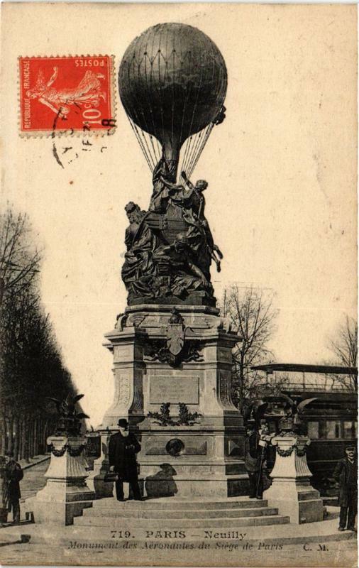 Carte postale ancienne Monument des Aéronautes du Siège de Paris à Paris 17e