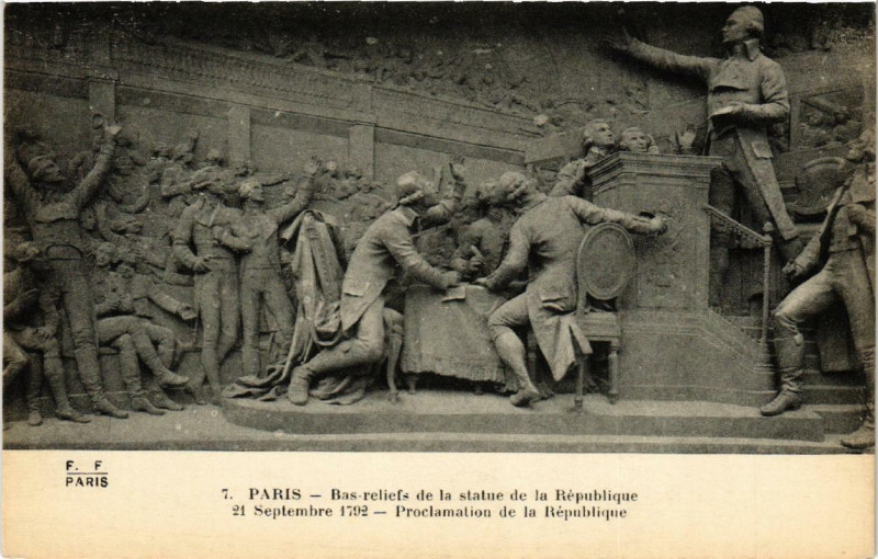 Carte postale ancienne Paris (4e) Bas-Relief de la statue de la Republique à Paris 4e