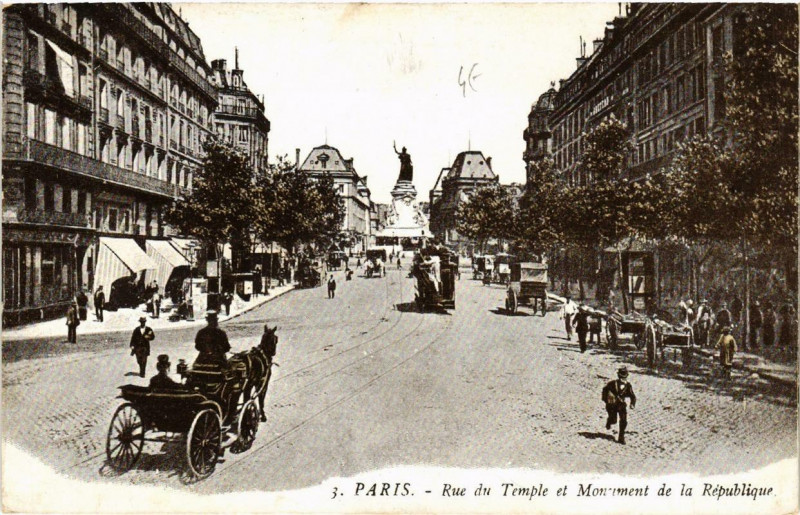 Carte postale ancienne Paris (3e) Rue du Temple et Monument de la Republique à Paris 3e