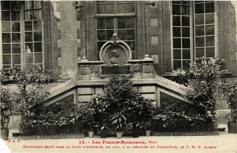 Carte postale ancienne Paris (4e) Les Francs-Bourgeois. Monument dans la Cour d'Honneur à Paris 4e
