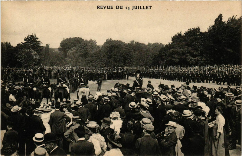 Carte postale ancienne Paris Revue du 14 Juillet à Paris