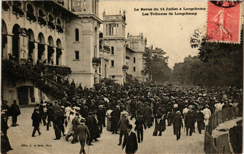 Carte postale ancienne Paris Revue du 14 Juillet Les Tribunes à Paris