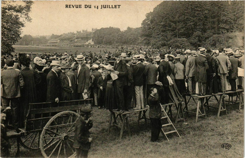 Carte postale ancienne Paris Revue du 14 Juillet à Paris
