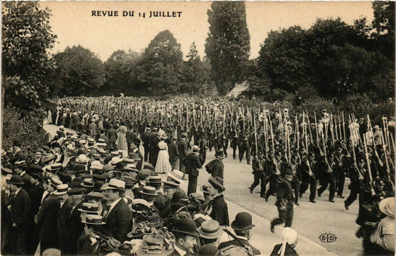 Carte postale ancienne Paris Revue du 14 Juillet à Paris