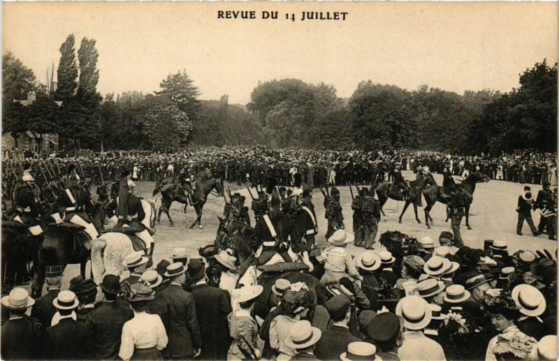 Carte postale ancienne Paris Revue du 14 Juillet à Paris
