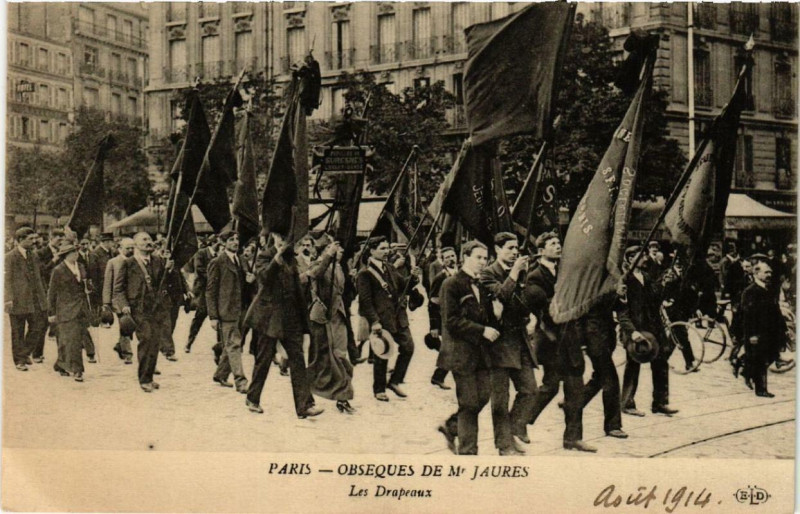 Carte postale ancienne Paris Obseques de Mr Jaures. Les Drapeaux à Paris