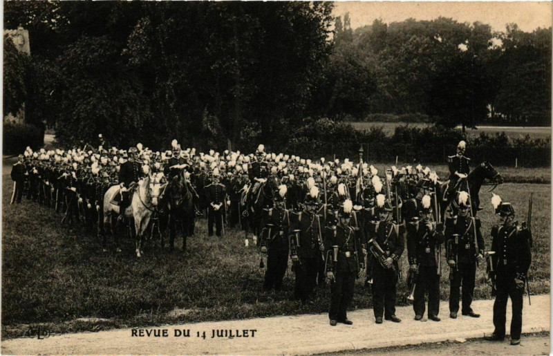 Carte postale ancienne Paris Revue du 14 Juillet à Paris