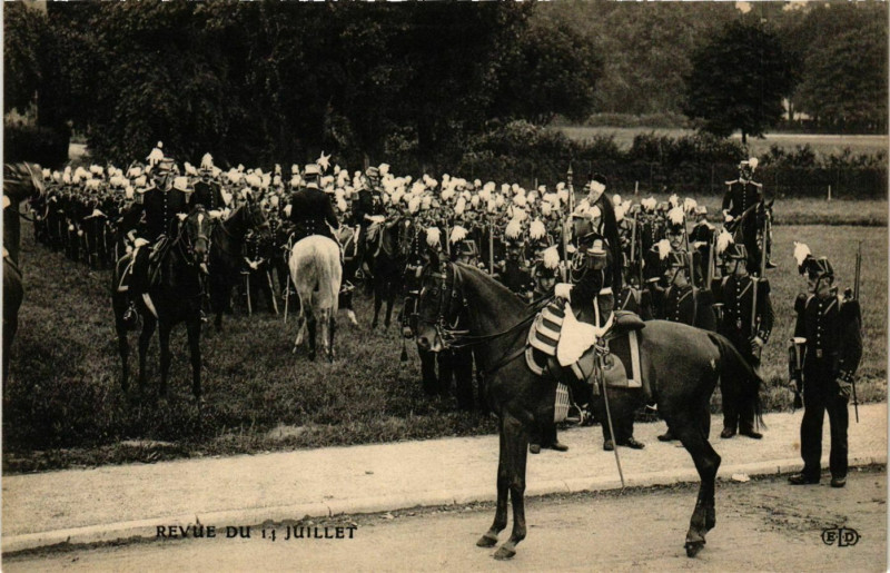 Carte postale ancienne Paris Revue du 14 Juillet à Paris