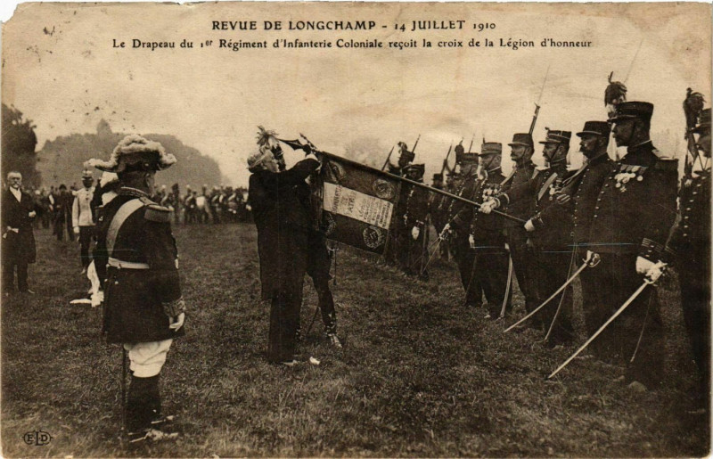 Carte postale ancienne Paris Revue de Longchamp 1910 Le Drapeau du 1er Regiment à Paris