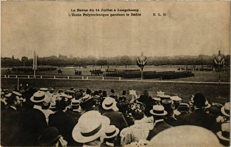Carte postale ancienne Paris Revue du 14 Juillet Ecole Polytechnique pendant le dÃ©filÃ© à Paris