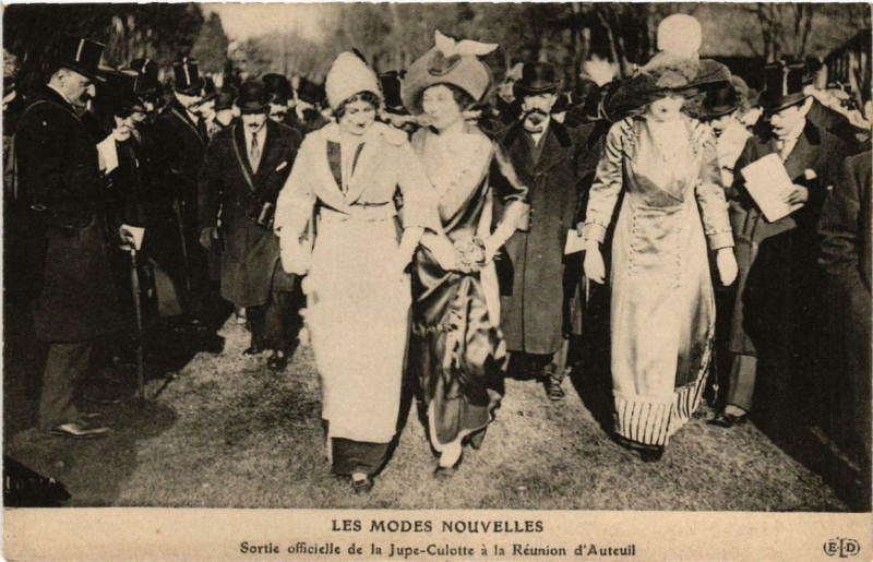 Carte postale ancienne Paris Les Modes Nouvelles. Sorte officielle de la Jupe-Pantalon à Paris