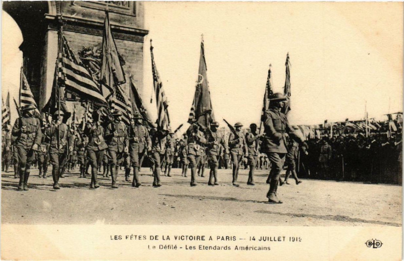 Carte postale ancienne Paris Les fetes de la Victoire. Le Defile. Entendards Americains à Paris