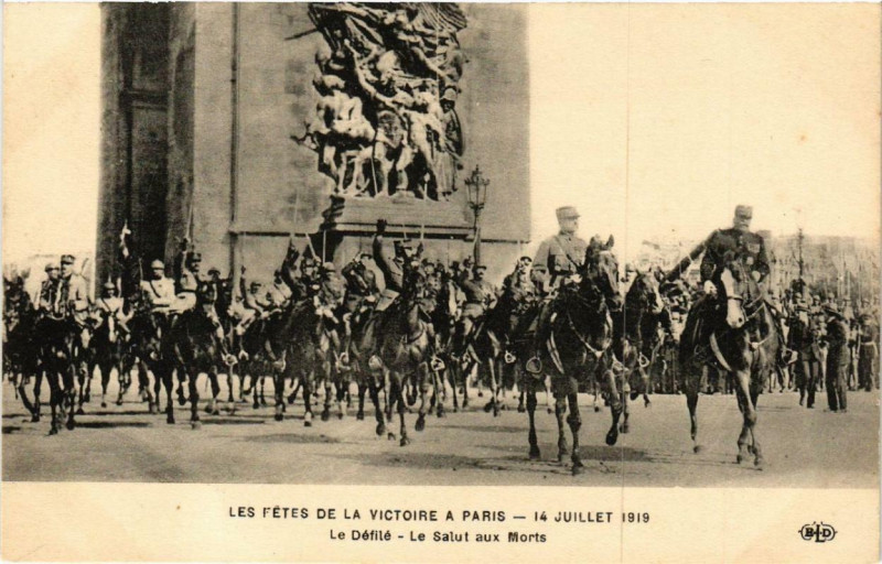 Carte postale ancienne Paris Les fetes de la Victoire. Le Defile. Le Salut aux Morts à Paris