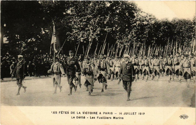 Carte postale ancienne Paris Les fetes de la Victoire. Le Defile. Les Fussiliers Marins à Paris