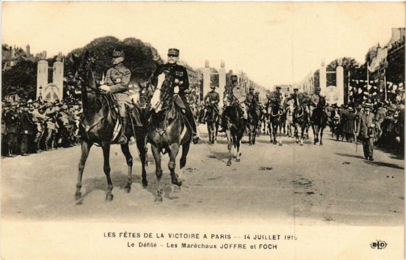 Carte postale ancienne Paris Les fetes de la Victoire. Le Defile. Marechaux Joffre Foch à Paris