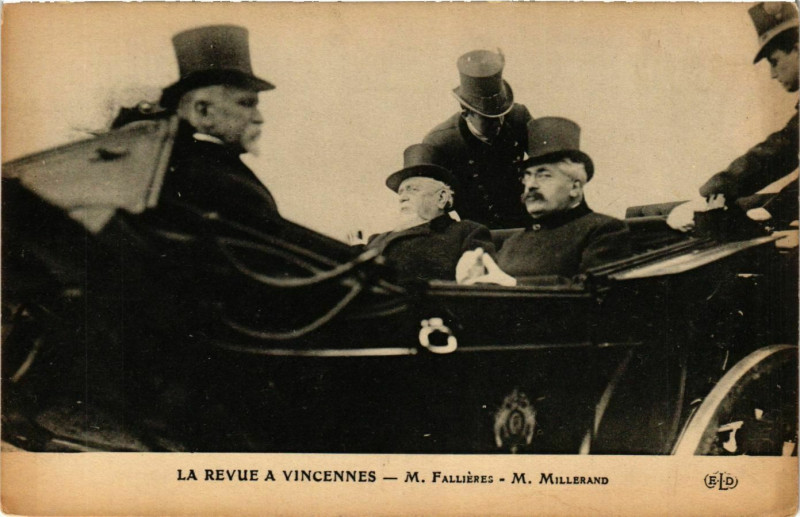 Carte postale ancienne Paris La Revue a Vincennes M. Fallieres à Paris