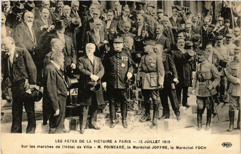 Carte postale ancienne Paris Les fetes de la Victoire Sur les Marches de l'Hotel de Ville à Paris