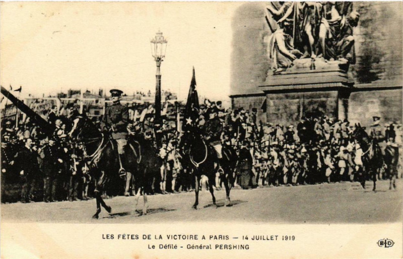Carte postale ancienne Paris Les fetes de la Victoire. Le Defile. General Pershing à Paris