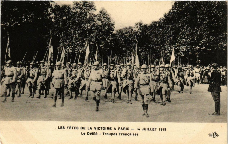 Carte postale ancienne Paris Les fetes de la Victoire. Le Defile. Troupes Francaises à Paris