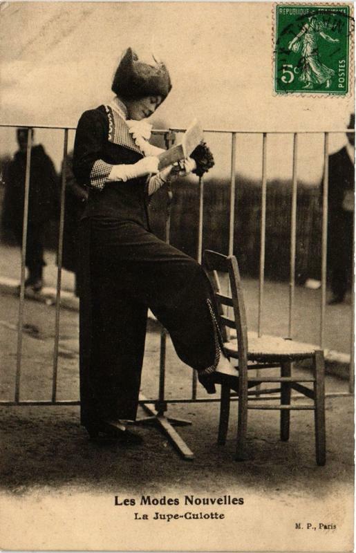 Carte postale ancienne Paris Les Modes Nouvelles. La Jupe-Culotte à Paris