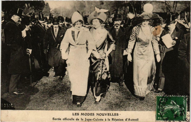 Carte postale ancienne Paris Les Modes Nouvelles. Sortie officielle de la Jupe-Coulotte à Paris