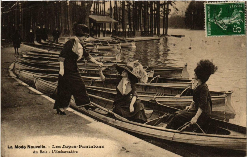 Carte postale ancienne Paris la Mode Nouvelle. Les Jupes-Pantalons. L'Embarcadere à Paris