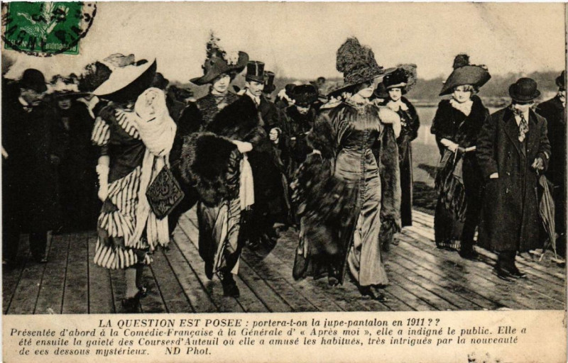 Carte postale ancienne Paris La Quation est Posée. Jupe-Pantalon à Paris
