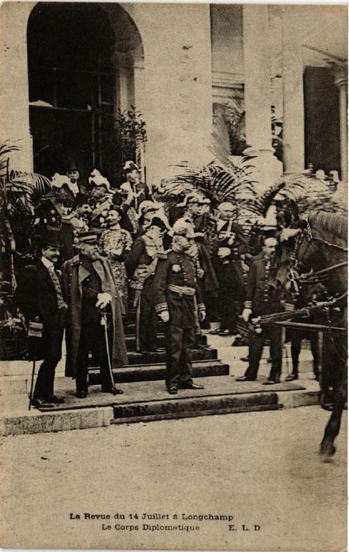 Carte postale ancienne Paris le Revue du 14 Juillet. Longchamps. Le Corps Diplomatiques à Paris