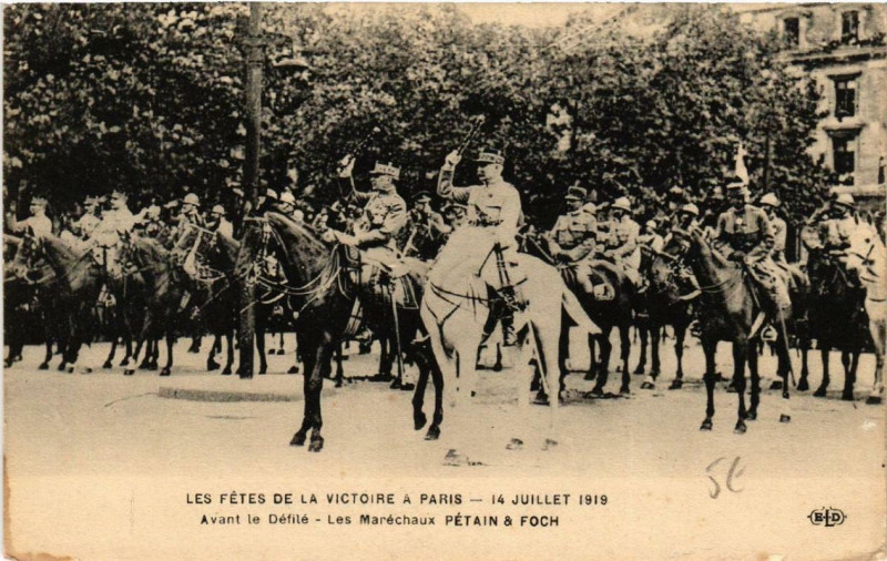 Carte postale ancienne Paris Les fetes de la Victoire. Avant le defile. Petain et Foch à Paris