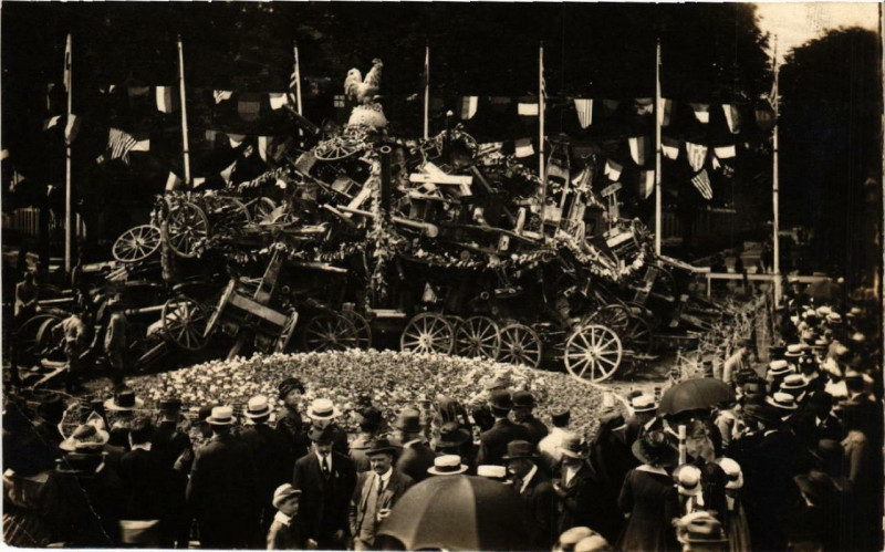 Carte postale ancienne Paris Les fetes de la Victoire. Le Coq Vainqueur à Paris