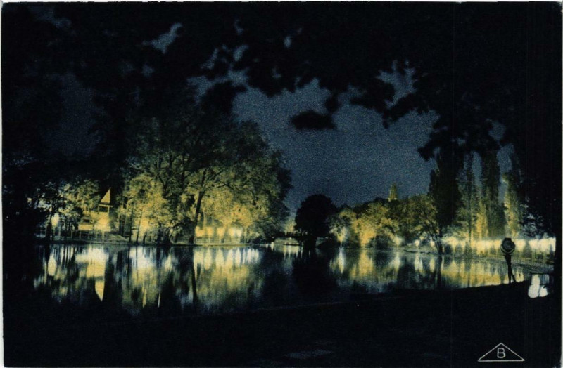 Carte postale ancienne Paris Effet d'eclairage sur le Lac à Paris