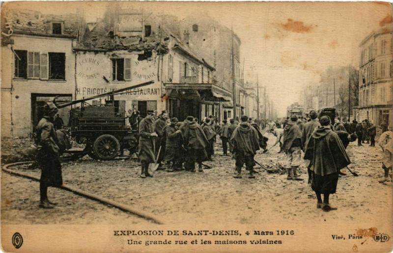 Carte postale ancienne Paris Explosion de Saint-Denis 1916 Une grande rue à Paris