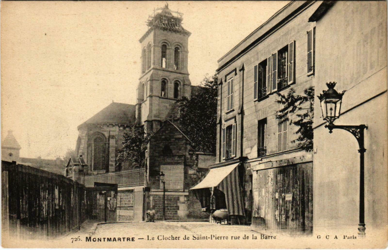 Carte postale ancienne Montmartre - Le Clocher de Saint-Pierre rue de la Barre à Paris 18e