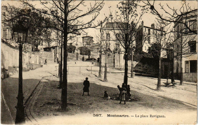 Carte postale ancienne Montmartre - La place Ravignan à Paris 18e